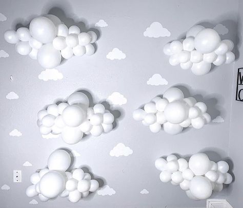 White Cloud Balloons, Balloon Clouds Diy, Cloud Balloon Garland, Cloud Balloon Arch, Valentines Balloons Decorations, Boho Baby Boy, Whimsical Baby Shower, Cloud Theme, Planes Party