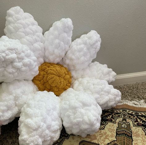 Crochet Flower Pillow, Chunky Wool Crochet, Daisy Flower Crochet, Diy Crochet Flowers Tutorial, Daisy Cushion, Cushion Crochet, Corner Pillow, Crochet Puff Flower, Cushion Tutorial