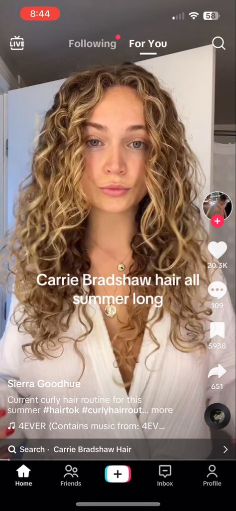 Carrie Curly Hair, Carrie Bradshaw Long Hair, Carrie Bradshaw Haircut, Carrie Bradshaw Curly Hair, Golden Blonde Curls, Carrie Bradshaw Hair Curly, Carrie Bradshaw Hair Color, Carrie Bradshaw Hairstyles, Warm Blonde Curly Hair