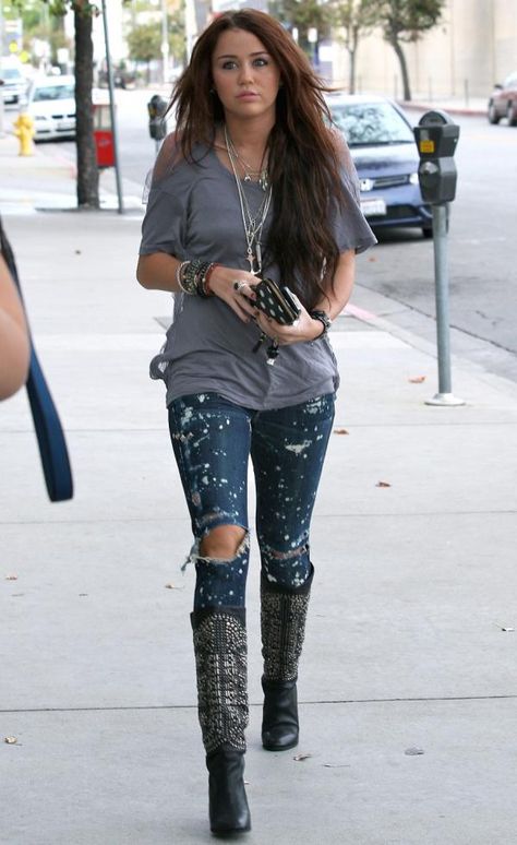 I dont know why but i have always loved miley cyrus and her outfits Miley Cyrus Street Style, 2011 Fashion Trends, Miley Cyrus Outfit, Old Miley Cyrus, Miley Cyrus Photoshoot, Boyish Outfits, Miley Cyrus Style, Paint Splatter Jeans, 2010s Fashion