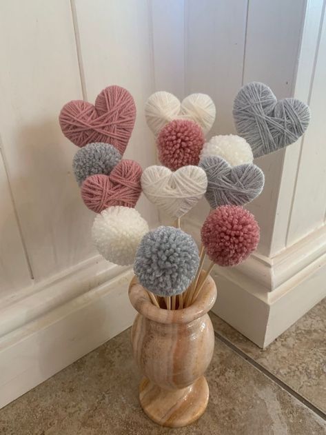 Pom Pom Flowers, Deco Champetre, Aesthetic Knitting, Diy Yarn Crafts, Knitting Aesthetic, Pom Pom Crafts, Knitting Patterns Free Cardigans, Beginners Knitting, Yarn Diy