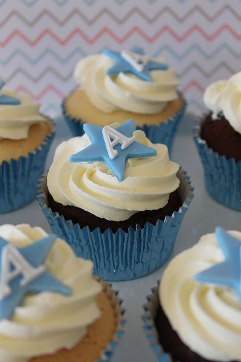 Name Cupcakes Ideas, Cupcakes With Names On Them, Christening Food Ideas, Christening Cupcakes Boy, Initial Cupcakes, Name Cupcakes, Baptism Cupcakes, Christening Cupcakes, Christening Cake Boy