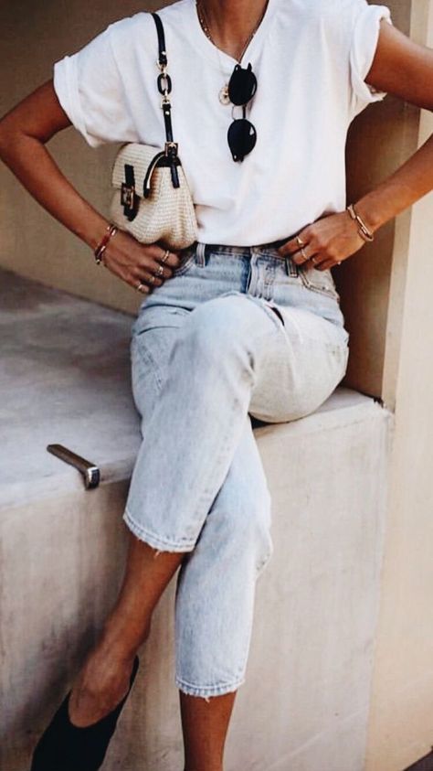 whitewashed jeans and white tee Fun Jeans Outfit, Minimalist Elegant Style, Summer 2023 Style, Classic Summer Style, Vintage Jeans Style, Classic Capsule Wardrobe, Minimalist Fashion Women, Model Pose, Look Retro