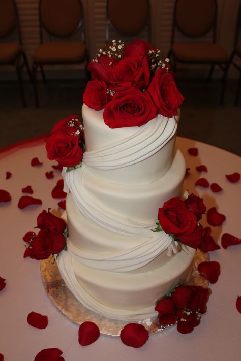 Red roses wedding cake Red Rose Wedding Cake, Anniversary 50th, Wedding Cake Images, Wedding Wishlist, Simple Beach Wedding, Silver Wedding Cake, 50th Cake, Beauty Cakes, White Cake Recipe