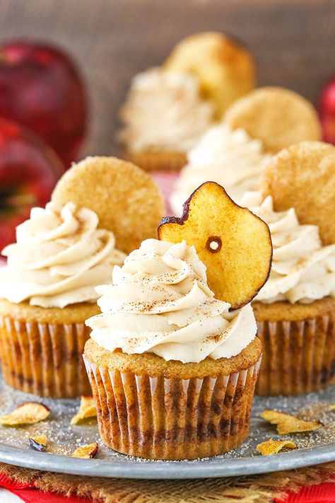 Apple Snickerdoodle Cupcakes - apple cupcakes layered with cinnamon sugar! Great for fall and Thanksgiving! Apple Snickerdoodle, Snickerdoodle Desserts, Zucchini Cupcakes, Snickerdoodle Cupcakes, Cinnamon Cupcakes, Thanksgiving Cupcakes, Apple Cupcakes, Fall Cupcakes, Snickerdoodle Recipe