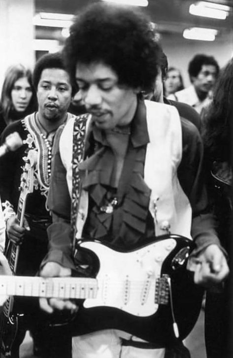 Jimi Hendrix, Backstage At The "Winter Festival For Peace" Madison Square Garden, New York City, January 28th,1970 Hey Joe, Best Guitar Players, Jimi Hendrix Experience, Texas Forever, Music Sites, Pink Floyd Dark Side, Linda Mccartney, Musica Rock, Rock N’roll