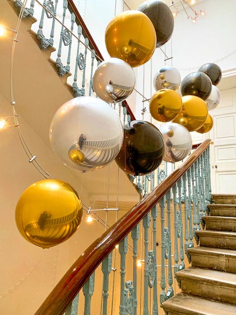 Balloons Staircase, Balloons On Staircase, Balloon Staircase, Wedding Staircase, 50th Birthday Party Decorations, Floating Balloons, Bubblegum Balloons, Balloon Installation, Balloon Ideas