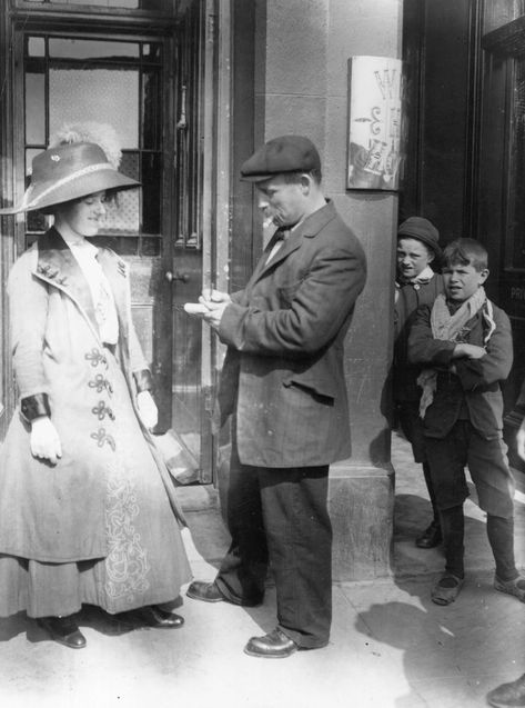 "Titanic"-Überlebende - DER SPIEGEL Titanic Survivor, Titanic Artifacts, Titanic Facts, Titanic History, Standing In The Rain, Haunting Photos, Rare Historical Photos, The Titanic, Historical Moments