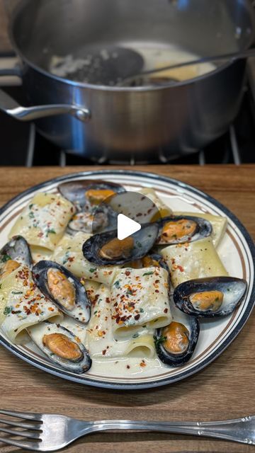 Sofia Misabishvili on Instagram: "Mussels pasta with creamy garlic sauce (cooking time 20 minutes)a quick and easy supper 

👌Don’t think that just because this is a really simple dish to make, it won’t taste amazing. Believe me, sometimes simple is best. Even though it’s made with only a few ingredients, (including pasta, garlic, cream, white wine, onion, salt, pepper, parsley and mussels ), this creamy mussel pasta dish is packed with flavour.

☑️You don’t need any fancy ingredients. Apart from the mussels (and perhaps the cream), this dish is made entirely from pantry staples.

☑️Pasta - my pasta of choice for this dish is Paccheri or linguine, but you could use spaghetti instead, or even pasta shapes. Twisted fusilli would be a good choice because ridges would hold the sauce.

☑️But th Mussels In White Wine Sauce Garlic Cream, Creamy Garlic Mussels Recipe, Quick And Easy Supper, Garlic Butter Mussels Pasta, Mussels In White Wine Sauce Pasta, Pasta With Mussels, Mussels Pasta, Pasta Garlic, Creamy Garlic Sauce