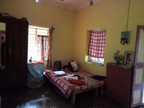 Lower Class Homes, Poor House Interior, Poor Bedroom, 90s House Decor, Poor Room, Old Italian House, Italian Apartment, Old House Design, Bedroom Indian