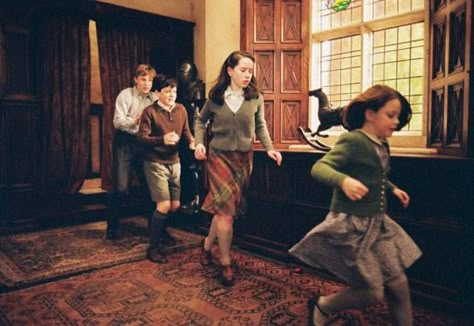 1940s narnia Narnia Aesthetic, Narnia Costumes, Clive Staples Lewis, Narnia Cast, Narnia Movies, Peter Pevensie, Susan Pevensie, William Moseley, Narnia 3