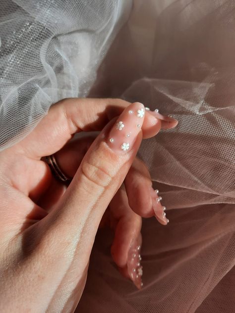 Pearl nails , 3D flowers , coquette aesthetic Tiny Pearls On Nails, Bridal Flower Nails, Perl Nail Designs, Nails With Pearls And Flowers, Nail Inspo Wedding Guest, Pearl Flower Nails, Nails With Pearl Charms, Perle Nails, Pearl Gem Nails