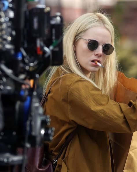 Pop Culture Nostalgia on Instagram: “Emma Stone on the set of ‘Maniac’ in New York, 2017. 🗽🎬” Emma Stone Blonde, Emma Stone, Round Sunglass Women, Pretty Woman, Pretty People, Persona, Hollywood, Blonde, Street Style