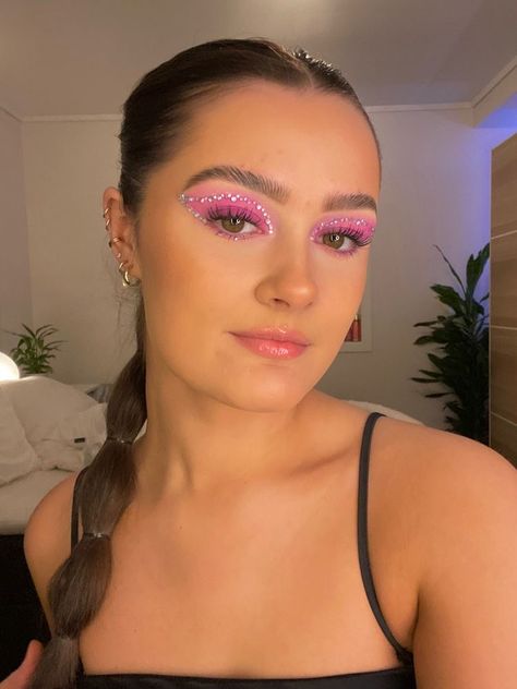 Carnaval Hairstyle, Edc Makeup, Festival Eye Makeup, Jewel Makeup, Glittery Eye Makeup, Gem Makeup, Festival Makeup Glitter, Angel Makeup, Concert Makeup