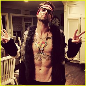 Adam Levine Goes Shirtless, Jokes About His Oscars 2015 Outfit Adam Levine Shirtless, V Cut Abs, Matthew Lewis, Celebrity Selfies, 2015 Outfits, Drew Scott, Derek Hough, Celebrity Travel, Adam Levine