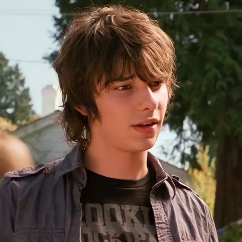 rodrick, rodrick heffley, diary of a wimpy kid, devon bostick Rodrick Heffley Haircut, Rodrick Heffley, Devon Bostick, Diary Of A Wimpy, Diary Of A Wimpy Kid, Wimpy Kid, Ideal Boyfriend, Movie Fashion, Hair Reference