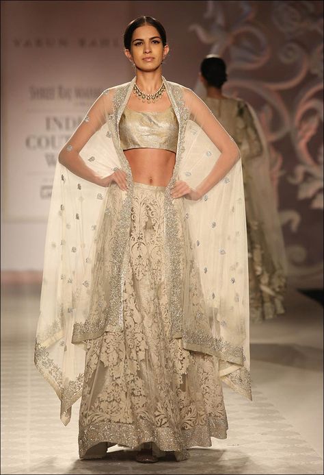 Dupatta-Thrown-Over-The-Shoulders-dupatta -styles Ivory Lengha, Indian Lenghas, Dupatta Draping Styles, Black Sari, Varun Bahl, Golden Fashion, Indian Wedding Dresses, Saree Ideas, Indian Wedding Outfit