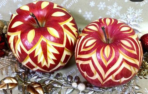 Apple Carving Ideas, Carving Apple, Apple Carving, Wood Carving Faces, Apple Cut, Culinary Classes, Watermelon Carving, Fruit And Vegetable Carving, Amazing Food Art