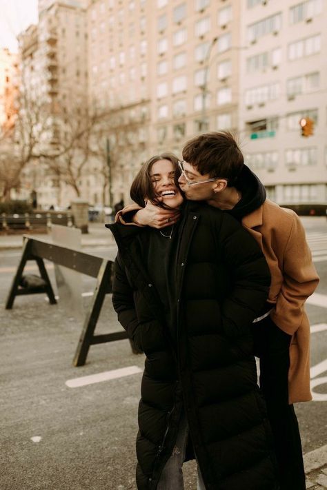 Street Photo Couple, Nyc Winter Couple Photos, Nyc Engagement Shoot Fall, Winter City Couple Photoshoot, Couple Photoshoot In City, City Couple Shoot, Winter City Engagement Photos, Caple Pic Love, Downtown Photoshoot Couple