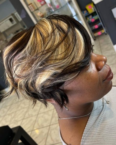 Black And Blonde Pixie Haircut, Highlight Pixie, Black With Blonde Highlights, Short Hairstyles For Black Women, Shaved Design, Easy Curls, Balayage Bob, Hair Adviser, Haircut Pictures