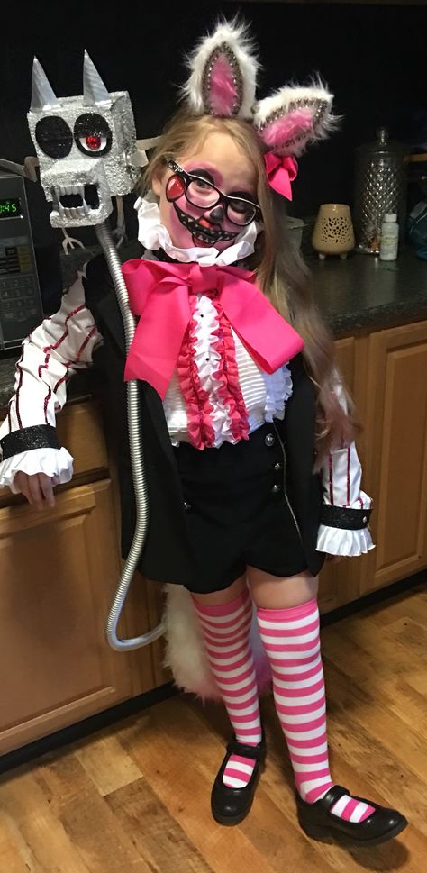 Diy Mangle costume 5 nights at freddys 5 Nights Of Freddy Costume, Mangle Costume, Mother Son Halloween Costumes, Mangle Cosplay, Fnaf Halloween, Fnaf Costumes, Foxy Costume, Candy Halloween Costumes, Freddy Costume