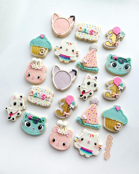 🐱 Gabbys Dollhouse Cookies 🎀 For Daisy’s 3rd Birthday… | Instagram Gabby Dollhouse Cookies, Gabby's Dollhouse Birthday Ideas, Gabbys Dollhouse Cake, Gabby Dollhouse Party, Gabbys Dollhouse Birthday Party, Gabby Party, Gabby Birthday, Gabby Dollhouse, Mermaid Cookies