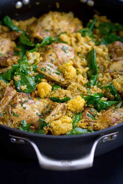 One-Pot Curry Chicken, Quinoa and Cauliflower…Flavor is the name of the game in this healthy one-pot meal that’s packed with veggies and goodness! 308 calories and 8 Weight Watchers SmartPoints One Pot Chicken Recipes, Low Cal Food, Healthy One Pot Meals, Cook Quinoa, Chicken Cauliflower, Weight Watchers Chicken, Chicken Quinoa, Weight Watchers Chicken Recipes, One Pot Chicken