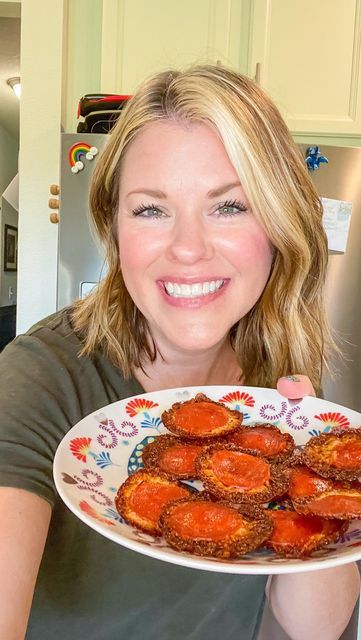 Steph Gigliotti | Real Life Recipes on Instagram: "These are so good! Especially if you’re low carb. I like mine extra crispy so I did 7 minutes, if you don’t like yours as crispy start with 4 minutes at 400. #lowcarb #lowcarbsnacks #pepperonisnacks #easysnacks" Steph Gigliotti, Weight Watchers Snacks, Carb Free, Carb Meals, 7 Minutes, Low Carb Snacks, Busy Life, Easy Snacks, For Real