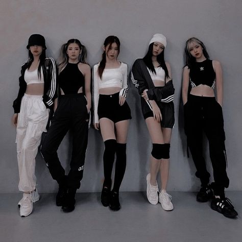 Black And White Dance Outfit, Dance Style Outfits Kpop, Korean Black Outfit, K Pop Outfits, Kpop Dance Practice Outfits, Itzy Dance, Dance Fits, Outfit Dance, Dancing Outfits