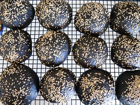 Charcoal Buns Recipe, Black Buns Recipe, Activated Charcoal Recipes, Charcoal Recipes, Charcoal Burger, Charcoal Bread, Chef Bai, Burger Bread, Burger Buns Recipe