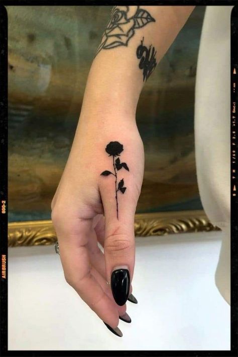 Small Black Rose Tattoo, Black Rose Tattoo, Thumb Tattoos, Tato Minimal, Tato Henna, Finger Tattoo For Women, Hand And Finger Tattoos, Pretty Hand Tattoos, Black Rose Tattoos