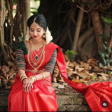 Red Muhurtham Saree, Red Saree With Contrast Blouse, Muhurtham Saree, Saree With Contrast Blouse, Kerala House, Latest Bridal Blouse Designs, New Saree Designs, Wedding Outfit Men, Bridal Blouse