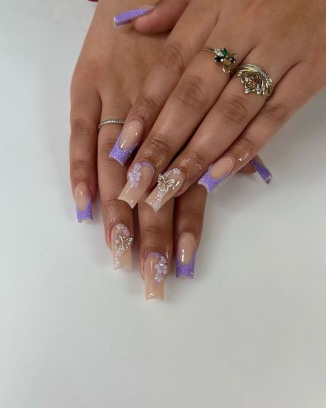 French Tip Nails Violet, Graduation Nails Lavender, Lavender Nails Medium Length, Purple Quinceanera Nails Short, Lilac Acrylic Nails Lavender, Graduation Nails Purple, Birthday Nails Medium Length Purple, Purple Nails With Initial, Quinceanera Nails Purple And Gold