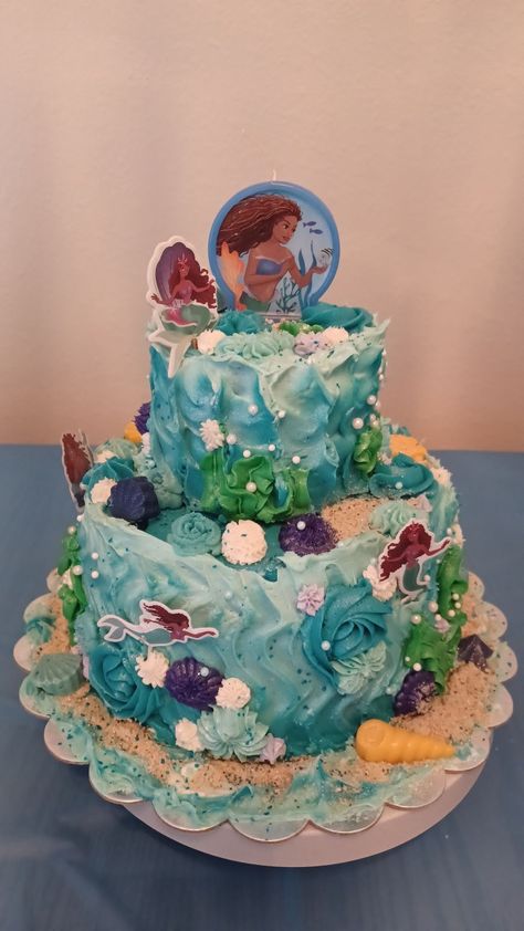 A gluten-free birthday cake designed in celebration of release of the new live-action Disney movie, The Little Mermaid, starring Halle Bailey. Blue frosting designed to look like waves, green frosting to look like seaweed, and edible sand 1st Birthday Mermaid Outfit, Black Mermaid Birthday Cake, Black Mermaid Cake, Black Little Mermaid Cake, Black Little Mermaid Birthday Party, Birthday Cake Disney, Halle Bailey Little Mermaid, Little Mermaid Birthday Cake, Gluten Free Birthday Cake