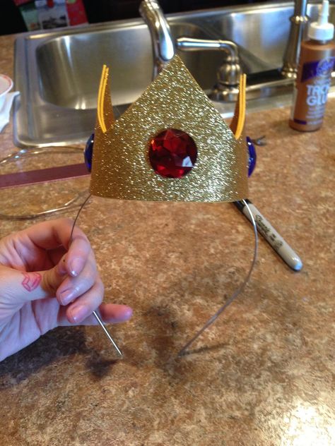 GLITZY GEEK GIRL: Tutorial: Princess Peach Crown Princess Peach Crown, Princess Peach Costume Diy, Princess Peach Halloween Costume, Princess Peach Halloween, Princess Peach Party, Princess Peach Costume, Peach Costume, Mario Costume, Crown Diy