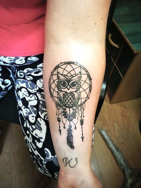 Owl Dreamcatcher Tattoo, Arms For Women, Dreamcatcher Tattoo Meaning, Owl Tattoo Meaning, Owl Dreamcatcher, Owl Tattoo Drawings, Cute Owl Tattoo, Dream Catcher Tattoo Design, Dream Catcher Tattoo