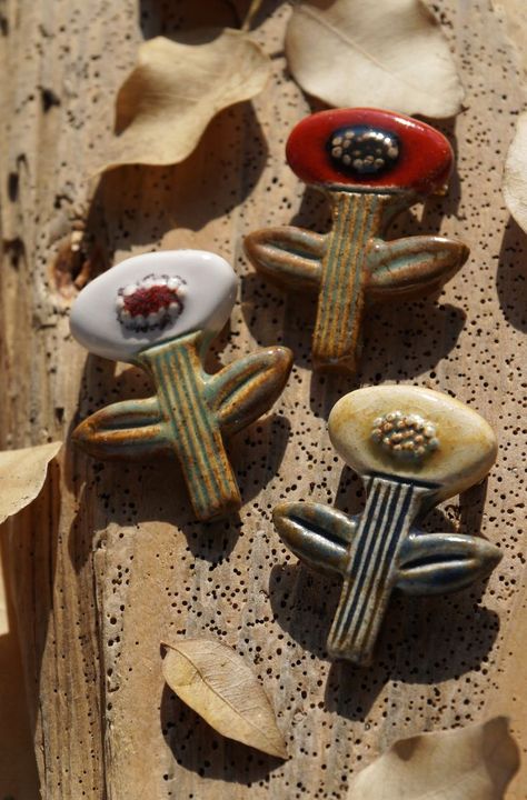 Ceramic Brooches Handmade, Ceramic Brooch, Ceramic Accessory, Pottery Handbuilding, Hand Built Pottery, Polymer Crafts, Ceramics Pottery Art, Porcelain Jewelry, Ceramics Ideas Pottery