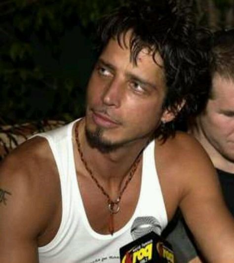 Chris Cornell Chris Cornell 90s Short Hair, Chris Cornell Short Hair, Chris Cornell 90s, Hommes Grunge, Say Hello To Heaven, Short Hair Images, Chris Cornell, Pearl Jam, Foo Fighters