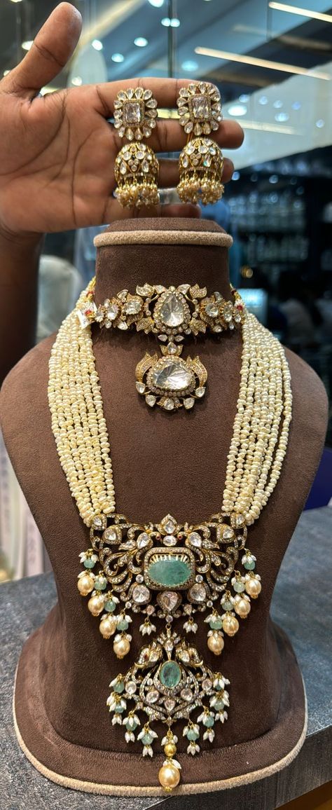 Sabyasachi Jewellery Bridal Collection, Facebook Ideas, Fashion Jewelry Necklaces Gold, Simple Jewellery, Neck Pieces Jewelry, Bridal Jewelery, Silver Jewelry Accessories, Sabyasachi Jewellery, Beads Collection