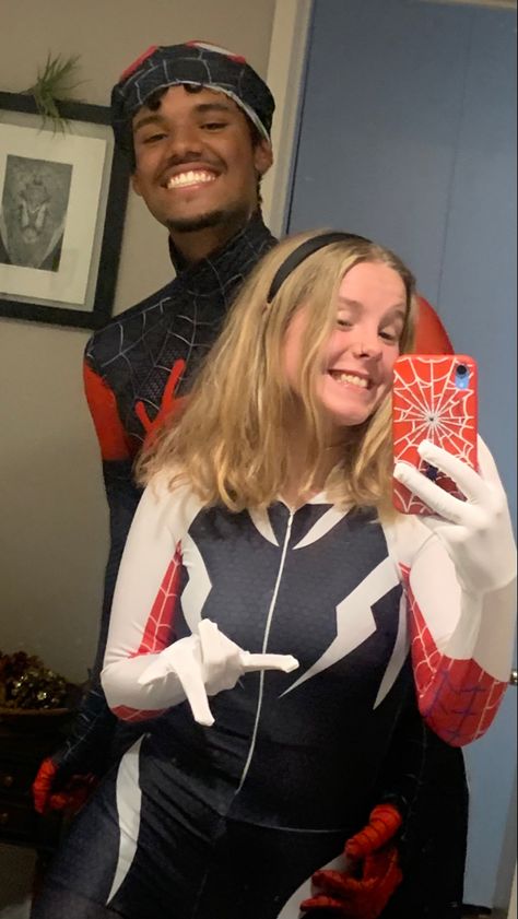 Gwen Stacy Halloween Costume, Gwen Stacy X Miles Morales, Spiderman Couple Costume, Halloween Costume Superhero, Miles Morales And Gwen Stacy, Super Hero Halloween, Miles Morales And Gwen, Spiderman Couple, Spider Gwen Costume