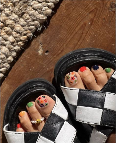 Funky Summer Nails, Toenail Designs Summer, Hang Nguyen, Feet Nail Design, Pedicure Designs Toenails, Confetti Nails, Funky Nail Art, Gel Toe Nails, Toe Nail Color