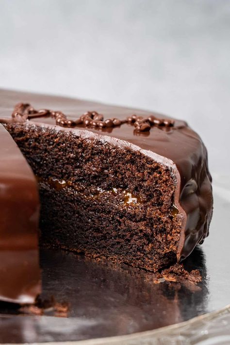 A slice of Austrian sacher torte cake on a plate. Sacher Torte Recipe, Cake On A Plate, Sacher Cake, Easy Chocolate Cake Recipe, Creme Brulee Desserts, The Best Chocolate Cake, Spring Recipes Dessert, Dessert Cups Recipes, Eclair Recipe