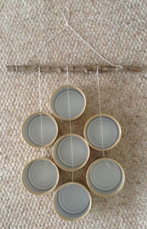 making wind chimes by upcycling cat food cans Cat Food Can Crafts Ideas, Cat Food Tins Crafts, Upcycle Cat Food Cans, Cat Food Cans Crafts, Cat Food Cans Repurpose, Cat Food Can Crafts, Can Wind Chimes, Windchime Ideas, Upcycle Cans