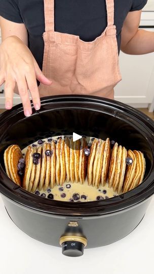 Easy blueberry breakfast | Easy blueberry breakfast

I make a blueberry pancake casserole in my crockpot. | By Justine Kameron | Buttermilk pancakes. I used two
boxes. That's twenty-four pancakes. I'm coming in with my
frozen blueberries and we are just going to sprinkle those
right into our crockpot with our pancakes. Oh yeah. Look how
delicious this looks. Absolutely love pancakes and
blueberries together. Alright, you can use whatever fruit you
like but we're going to go ahead and put this to the side
and I'm going to bring in a medium bowl and a whisk. I have
here six eggs that we're just going to pour right into our
bowl. I like using the measuring cup because I'm
going to use this again to measure out my milk. We need
one and 1half cups of milk. I'm using whole milk. You can use
what Blueberry Pancakes In Crockpot, Blueberry Pancake Casserole Crockpot, Pancake Blueberry Casserole, Crockpot Blueberry Pancake Casserole, Crockpot Pancake Casserole, Crockpot Pancakes, Pancake Casserole Breakfast, Breakfast Ideas Crockpot, Blueberry Pancake Casserole