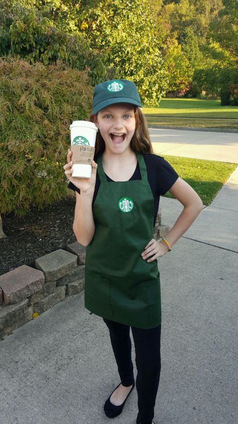 My Halloween costume. There are three steps to making this costume perfect. That one buy the costume. Have to adjust the apron to your knees and then sow it at that point. Step three get an empty cup from Starbucks and write your name on it. Barista Halloween Costume, Barista Costume, Fun Diy Halloween Costumes, Costume Halloween Duo, Starbucks Halloween Costume, Diy Halloween Costumes For Girls, Starbucks Costume, Cute Group Halloween Costumes, Starbucks Halloween