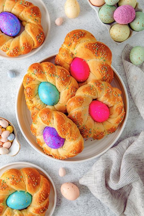 Six wreaths of Italian Easter bread with beautiful dyed Easter eggs in the middle. The surface of the bread is sprinkled with colorful nonpareils. Easter Bread Recipe, Italian Easter Bread, Brioche Dough, Key Lime Pie Easy, Egg Bread, Italian Easter, Easter Bread, Candy Sprinkles, Easter Centerpieces