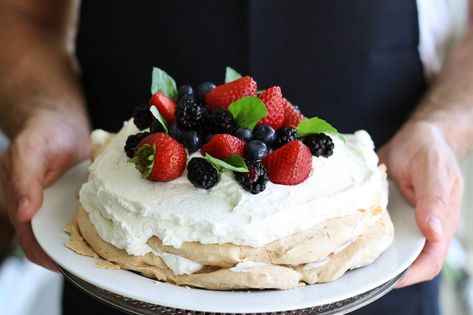 Aussie Pavlova: a Gluten & Dairy-Free Recipe – Pixie's Pocket Pavlova Toppings, Jul Kaka, Pavlova Dessert, Pavlova Cake, Cheesecake Mini, Pavlova Recipe, Anna Pavlova, Christmas Cake Recipes, Australian Food