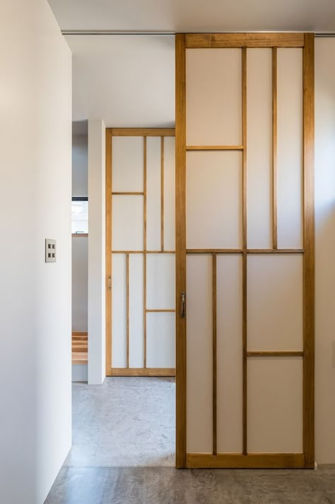 Partition Design For Kitchen, Japanese Door Design, Dining Partition Design, Partition Interior Design, Japandi Door, Japanese Partition, Home Partition, Japanese Style Sliding Door, Japanese Sliding Doors