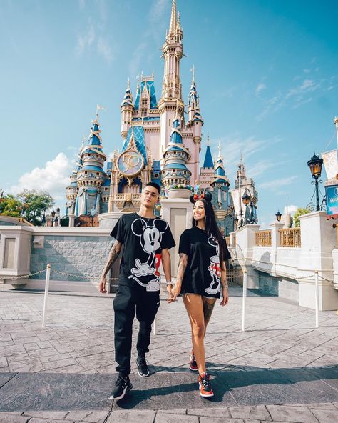 Disneyland Couples Outfits, Disneyland Couples Pictures, Disney Couple Outfits, Disney Family Outfits, Disney Poses, Disney Trip Outfits, Disney Outfits Women, Couple Outfit Ideas, Disney Themed Outfits