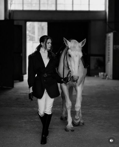 Fashion Shoot With Horse, Hermes Equestrian Aesthetic, Horse Fashion Editorial, Horse And Owner Photoshoot, Fall Horse Photoshoot, Old Money Horse, Horses Photoshoot, Photoshoot With Horse, Senior Horse Photography